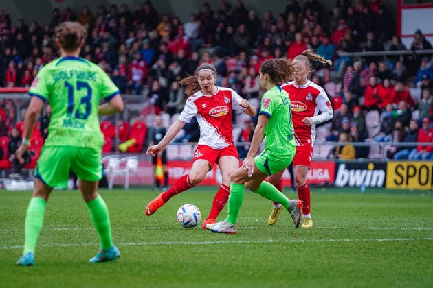 Cologne, Germany, November 27th 2022: Lotta Cordes (15 Koeln) shots the ball during the FLYERALARM Frauen-Bundesliga match between 1. FC Koeln and VfL Wolfsburg at Franz-Kremer-Stadium in Cologne, Germany. (Norina Toenges SPP) Copyright: xNorinaxToenges SPPx spp-en-NoTo-1FC - WOB-06001