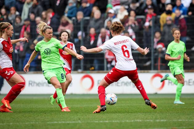 DFB Pokal Frauen 1 FC Koeln vs VfL Wolfsburg, 27 11 2022 Lena Lattwein VFL Wolfsburg 8 , Myrthe Moorrees 6, 1 FC Koeln during the match 1 FC Koeln vs VfL Wolfsburg in the DFB Pokal Frauen on 27 11 2022 at Franz Kremer Stadion in Koeln Nordrhein Westfalen DFL REGULATIONS PROHIBIT ANY USE OF PHOTOGRAPHS AS IMAGE SEQUENCES AND OR QUASI VIDEO Copyright: xBEAUTIFULxSPORTS AxelxKohringx