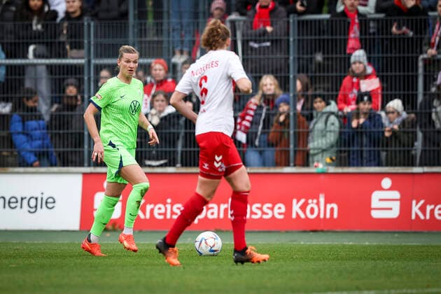 DFB Pokal Frauen 1 FC Koeln vs VfL Wolfsburg, 27 11 2022 Alexandra Popp VFL Wolfsburg 11 , Myrthe Moorrees 6, 1 FC Koeln during the match 1 FC Koeln vs VfL Wolfsburg in the DFB Pokal Frauen on 27 11 2022 at Franz Kremer Stadion in Koeln Nordrhein Westfalen DFL REGULATIONS PROHIBIT ANY USE OF PHOTOGRAPHS AS IMAGE SEQUENCES AND OR QUASI VIDEO Copyright: xBEAUTIFULxSPORTS AxelxKohringx
