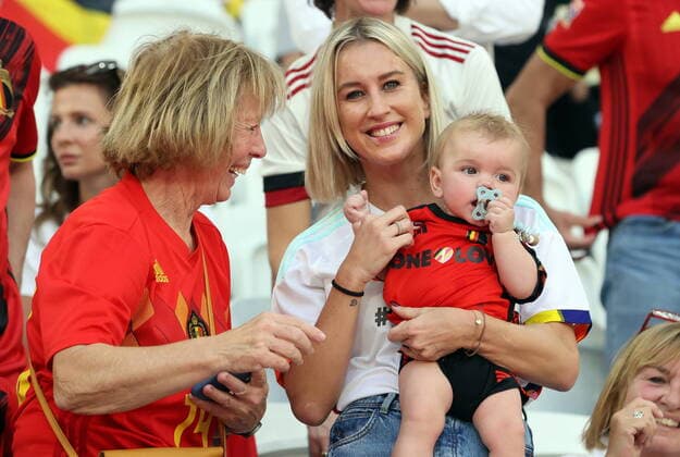 Katrin Kerkhofs, wife of Red Devil Dries Mertens and their child pictured during the warm-up at a soccer game between Belgium s national team, Nationalteam the Red Devils and Morocco, in Group F of the FIFA 2022 World Cup in Al Thumama Stadium, Doha, State of Qatar on Sunday 27 November 2022. VIRGINIExLEFOUR  x54129802x