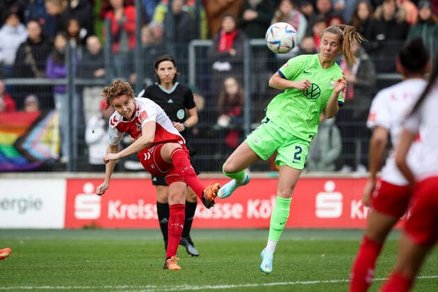 DFB Pokal Frauen 1 FC Koeln vs VfL Wolfsburg, 27 11 2022 Myrthe Moorrees 6, 1 FC Koeln , Lynn Wilms VFL Wolfsburg 2 during the match 1 FC Koeln vs VfL Wolfsburg in the DFB Pokal Frauen on 27 11 2022 at Franz Kremer Stadion in Koeln Nordrhein Westfalen DFL REGULATIONS PROHIBIT ANY USE OF PHOTOGRAPHS AS IMAGE SEQUENCES AND OR QUASI VIDEO Copyright: xBEAUTIFULxSPORTS AxelxKohringx