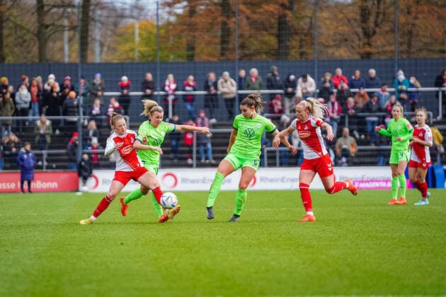 Cologne, Germany, November 27th 2022: Weronika Zawistowska (24 Koeln), Lena Lattwein (8 Wolfsburg), Lena Oberdorf (5 Wolfsburg) and Mandy Islacker (8 Koeln) during the FLYERALARM Frauen-Bundesliga match between 1. FC Koeln and VfL Wolfsburg at Franz-Kremer-Stadium in Cologne, Germany. (Norina Toenges SPP) Copyright: xNorinaxToenges SPPx spp-en-NoTo-1FC - WOB-06030