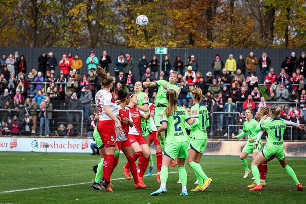 Flyeralarm Womens Bundesliga 1 FC Koeln vs VfL Wolfsburg, 27 11 2022 Alexandra Popp VFL Wolfsburg 11 clears in her own penalty area during the match 1 FC Koeln vs VfL Wolfsburg in the Flyeralarm Womens Bundesliga on 27 11 2022 at Franz Kremer Stadium in Koeln North Rhine Westphalia DFL REGULATES PROHIBIT ANY USE OF PHOTOGRAPHS AS IMAGE SEQUENCES AND OR QUASI VIDEO Copyright: xBEAUTIFULxSPORTS AxelxKohringx