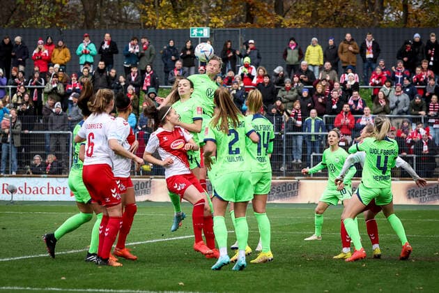 Flyeralarm Womens Bundesliga 1 FC Koeln vs VfL Wolfsburg, 27 11 2022 Alexandra Popp VFL Wolfsburg 11 clears in her own penalty area during the match 1 FC Koeln vs VfL Wolfsburg in the Flyeralarm Womens Bundesliga on 27 11 2022 at Franz Kremer Stadium in Koeln North Rhine Westphalia DFL REGULATES PROHIBIT ANY USE OF PHOTOGRAPHS AS IMAGE SEQUENCES AND OR QUASI VIDEO Copyright: xBEAUTIFULxSPORTS AxelxKohringx