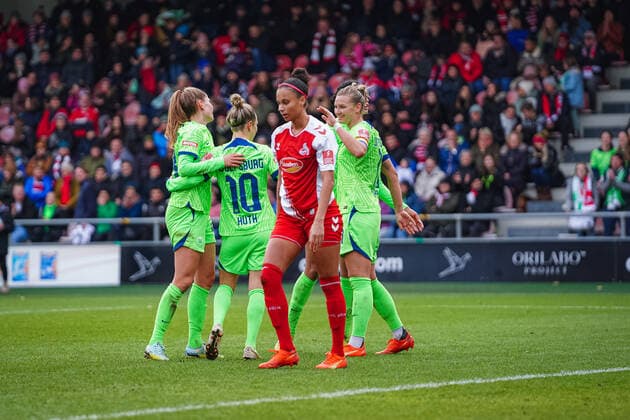 Cologne, Germany, November 27th 2022: Players of Vfl Wolfsburg celebrate the fourth goal during the FLYERALARM Frauen-Bundesliga match between 1. FC Koeln and VfL Wolfsburg at Franz-Kremer-Stadium in Cologne, Germany. (Norina Toenges SPP) Copyright: xNorinaxToenges SPPx spp-en-NoTo-1FC - WOB-06061
