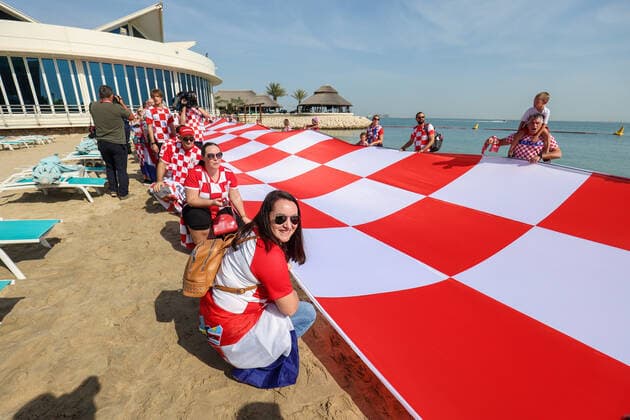 PXL_CRO fans with giant flag in Qatar Croatian fans with 200 meters long flag on the beach in front of the Hilton Doha hotel to support the national team, Nationalteam before the match against Canada in Doha, Qatar on 27. November, 2022. IgorxKralj PIXSELL