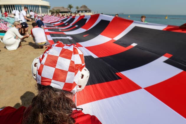 PXL_CRO fans with giant flag in Qatar Croatian fans with 200 meters long flag on the beach in front of the Hilton Doha hotel to support the national team, Nationalteam before the match against Canada in Doha, Qatar on 27. November, 2022. IgorxKralj PIXSELL