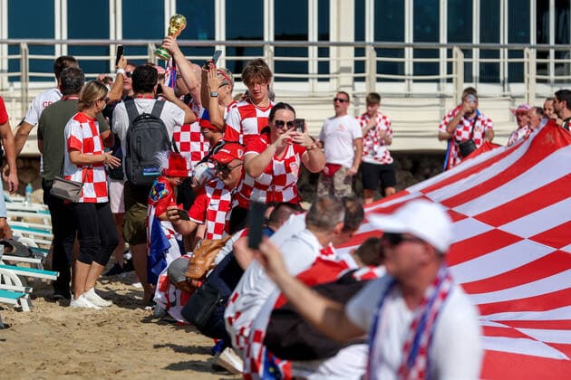 PXL_CRO fans with giant flag in Qatar Croatian fans with 200 meters long flag on the beach in front of the Hilton Doha hotel to support the national team, Nationalteam before the match against Canada in Doha, Qatar on 27. November, 2022. IgorxKralj PIXSELL