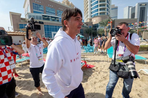 PXL_CRO fans with giant flag in Qatar Croatian fans with 200 meters long flag on the beach in front of the Hilton Doha hotel to support the national team, Nationalteam before the match against Canada in Doha, Qatar on 27. November, 2022. The national team manager Zlatko Dalic came down to greet the gathered fans. IgorxKralj PIXSELL