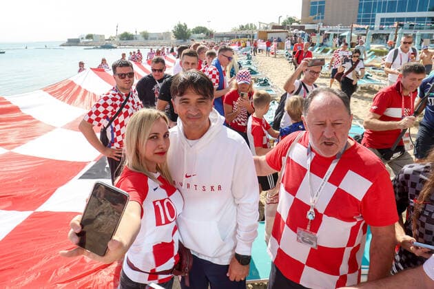 PXL_CRO fans with giant flag in Qatar Croatian fans with 200 meters long flag on the beach in front of the Hilton Doha hotel to support the national team, Nationalteam before the match against Canada in Doha, Qatar on 27. November, 2022. The national team manager Zlatko Dalic came down to greet the gathered fans. IgorxKralj PIXSELL