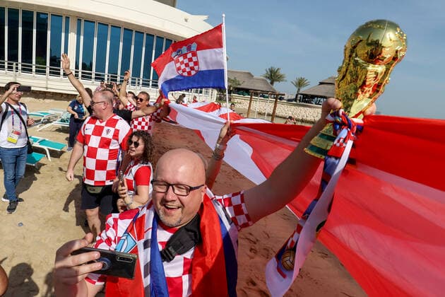 PXL_CRO fans with giant flag in Qatar Croatian fans with 200 meters long flag on the beach in front of the Hilton Doha hotel to support the national team, Nationalteam before the match against Canada in Doha, Qatar on 27. November, 2022. IgorxKralj PIXSELL