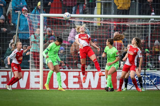 Flyeralarm Womens Bundesliga 1 FC Koeln vs VfL Wolfsburg, 27 11 2022 Mandy Islacker 8, 1 FC Koeln clears in her own penalty area during the match 1 FC Koeln vs VfL Wolfsburg in the Flyeralarm Womens Bundesliga on 27 11 2022 at Franz Kremer Stadium in Koeln North Rhine Westphalia DFL REGULATES PROHIBIT ANY USE OF PHOTOGRAPHS AS IMAGE SEQUENCES AND OR QUASI VIDEO Copyright: xBEAUTIFULxSPORTS AxelxKohringx