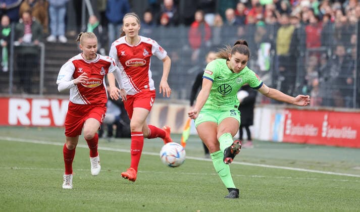 Lena Oberdorf Wolfsburg 5 , 1 FC Koeln vs VfL Wolfsburg, Football, Flyeralarm Frauen Bundesliga, Matchday 8, 27 11 2022, DFL REGULATES PROHIBIT ANY USE OF PHOTOGRAPHS AS IMAGE SEQUENCES AND OR QUASI VIDEO, 1 FC Koeln vs VfL Wolfsburg, Football, Flyeralarm Frauen Bundesliga, Matchday 8, 27 11 2022 Koeln Copyright: xJoergxNiebergall Eibner-Pressefox EP_JNL