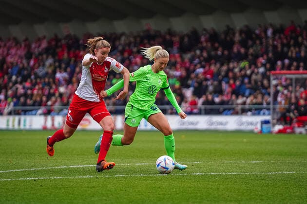 Cologne, Germany, November 27th 2022: Myrthe Moorrees (6 Koeln) and Rebecka Blomqvist (21 Wolfsburg) during the FLYERALARM Frauen-Bundesliga match between 1. FC Koeln and VfL Wolfsburg at Franz-Kremer-Stadium in Cologne, Germany. (Norina Toenges SPP) Copyright: xNorinaxToenges SPPx spp-en-NoTo-1FC - WOB-06078