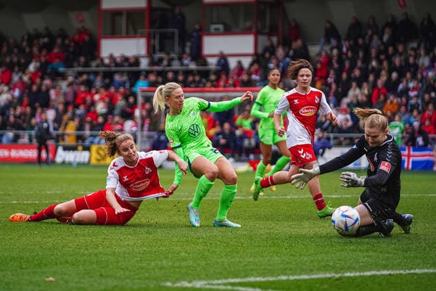 Cologne, Germany, November 27th 2022: Myrthe Moorrees (6 Koeln) and Rebecka Blomqvist (21 Wolfsburg) and Goalkeeper Manon Klett (1 Koeln) during the FLYERALARM Frauen-Bundesliga match between 1. FC Koeln and VfL Wolfsburg at Franz-Kremer-Stadium in Cologne, Germany. (Norina Toenges SPP) Copyright: xNorinaxToenges SPPx spp-en-NoTo-1FC - WOB-06086