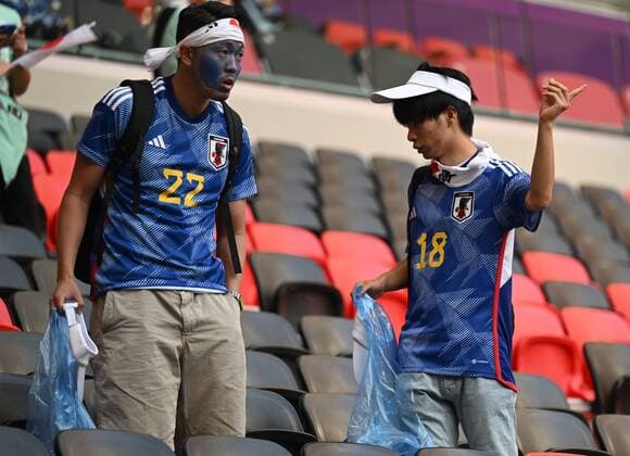 Qatar Soccer World Cup Japan - Costa Rica 8325455 27.11.2022 Japan s fans clean up the garbage from the stands after the Qatar 2022 World Cup Group E soccer match between Japan and Costa Rica, in Doha, Qatar. Grigory Sysoev Sputnik Doha Qatar  Copyright: xGrigoryxSysoevx