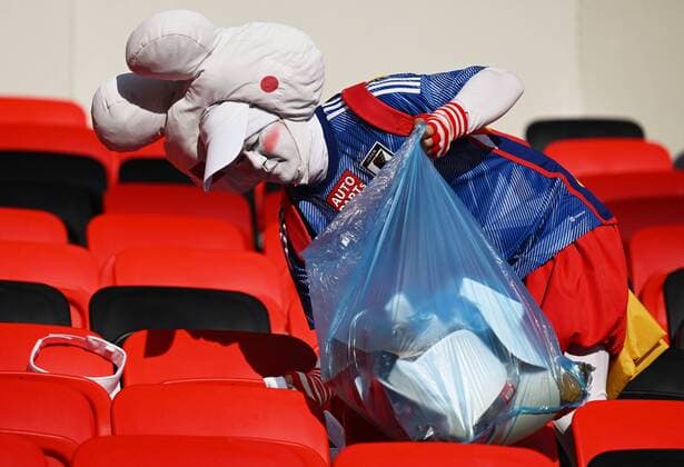 Qatar Soccer World Cup Japan - Costa Rica 8325446 27.11.2022 Japan s fans clean up the garbage from the stands after the Qatar 2022 World Cup Group E soccer match between Japan and Costa Rica, in Doha, Qatar. Grigory Sysoev Sputnik Doha Qatar  Copyright: xGrigoryxSysoevx