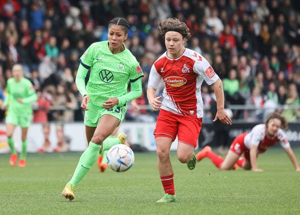 Sveindis Jonsdottir Wolfsburg 23 , Alicia Sophie Gudorf Koeln 12 , 1 FC Koeln vs VfL Wolfsburg, Football, Flyeralarm Frauen Bundesliga, 8 Spieltag, 27 11 2022, DFL REGULATES PROHIBIT ANY USE OF PHOTOGRAPHS AS IMAGE SEQUENCES AND OR QUASI VIDEO, 1 FC Koeln vs VfL Wolfsburg, Football, Flyeralarm Frauen Bundesliga, 8 Spieltag, 27 11 2022 Koeln Copyright: xJoergxNiebergall Eibner-Pressefox EP_JNL