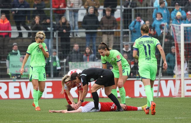 Adriana Achcinska 1 FC Koeln 9 injured, 1 FC Koeln vs VfL Wolfsburg, Football, Flyeralarm Frauen Bundesliga, 8 Spieltag, 27 11 2022, DFL REGULATES PROHIBIT ANY USE OF PHOTOGRAPHS AS IMAGE SEQUENCES AND OR QUASI VIDEO, 1 FC Koeln vs VfL Wolfsburg, Football, Flyeralarm Frauen Bundesliga, 8 Spieltag, 27 11 2022 Koeln Copyright: xJoergxNiebergall Eibner-Pressefox EP_JNL