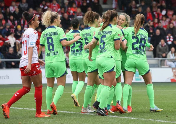 Wolfsburg jubilation after 1 0, 1 FC Koeln vs VfL Wolfsburg, Football, Flyeralarm Womens Bundesliga, Matchday 8, 27 11 2022, DFL REGULATES PROHIBIT ANY USE OF PHOTOGRAPHS AS IMAGE SEQUENCES AND OR QUASI VIDEO, 1 FC Koeln vs VfL Wolfsburg, Football, Flyeralarm Womens Bundesliga, Matchday 8, 27 11 2022 Koeln Copyright: xJoergxNiebergall Eibner-Pressefox EP_JNL
