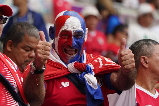 Fussball , FIFA WM 2022, World Cup Qatar 2022, GruppenPhase, Gruppe , Japan- Costa Rica 27.11.2022., Ahmed Bin Ali Stadion Doha Qatar, Costa Rica fan Aktion, Einzelbild Foto Chai von der Laage FIFA regulations prohibit any use of photographs as image sequences and or quasi-video. EDITORIAL USE ONLY, *** Football , FIFA World Cup 2022, World Cup Qatar 2022, GroupPhase, Group , Japan Costa Rica 27 11 2022 , Ahmed Bin Ali Stadium Doha Qatar, Costa Rica fan action, single image photo Chai von der Laage FIFA regulations prohibit any use of photographs as image sequences and or quasi video EDITORIAL USE ONLY,