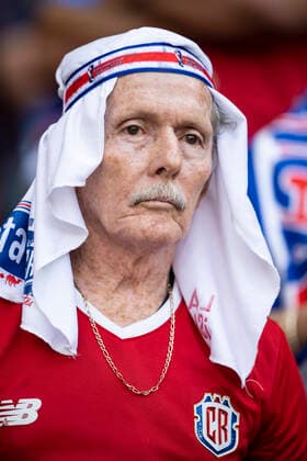 DOHA, QATAR - NOVEMBER 27: A fCosta Rica fan during the FIFA World Cup, WM, Weltmeisterschaft, Fussball Qatar 2022 Group E match between Japan and Costa Rica at Ahmad Bin Ali Stadium on November 27, 2022 in Doha, Qatar. (Photo by Sebastian Frej) WCS  Copyright: xSebastianxFrej