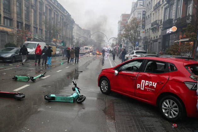 Illustration picture shows rental e-steps lying in the middle of the street, in the center of Brussels, during a soccer game between Belgium s national team, Nationalteam the Red Devils and Morocco, in Group F of the FIFA 2022 World Cup, in Molenbeek, Brussels, on Sunday 27 November 2022. Lots of Brussels residents with and without Moroccan roots gather to watch the match with a Tajine-Frites theme. NICOLASxMAETERLINCK  x54146653x