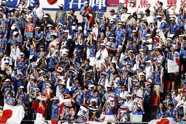 AL-RAYYAN - Supporters of Japan during the FIFA World Cup, WM, Weltmeisterschaft, Fussball Qatar 2022 group E match between Japan and Costa Rica at Ahmad Bin Ali Stadium on November 27, 2022 in Al-Rayyan, Qatar. AP Dutch Height MAURICE OF STONE FIFA World Cup Qatar 2022 2022 xVIxANPxSportx xMauricexvanxSteenxWKxIVx *** AL RAYYAN Supporters of Japan during the FIFA World Cup Qatar 2022 group E match between Japan and Costa Rica at Ahmad Bin Ali Stadium on November 27, 2022 in Al Rayyan, Qatar AP Dutch Height MAURICE OF STONE FIFA World Cup Qatar 2022 2022 xVIxANPxSportx xMauricexvanxSteenxWKxIVx 458439624 originalFilename: 458439624.jpg