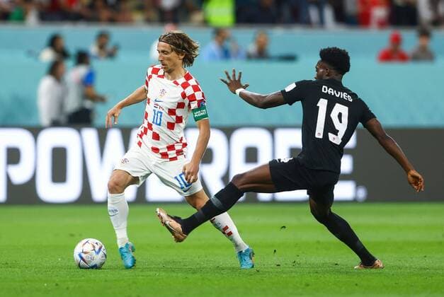 Sport Bilder des Tages Mandatory Credit: Photo by Kieran McManus Shutterstock (13634907ac) Luka Modric of Croatia and Alphonso Davies of Canada Croatia v Canada, FIFA World Cup, WM, Weltmeisterschaft, Fussball 2022, Group F, Football, Khalifa International Stadium, Ar-Rayyan, Qatar - 27 Nov 2022 Editorial Use Only Croatia v Canada, FIFA World Cup 2022, Group F, Football, Khalifa International Stadium, Ar-Rayyan, Qatar - 27 Nov 2022 Editorial Use Only  Copyright: xKieranxMcManus Shutterstockx 13634907ac