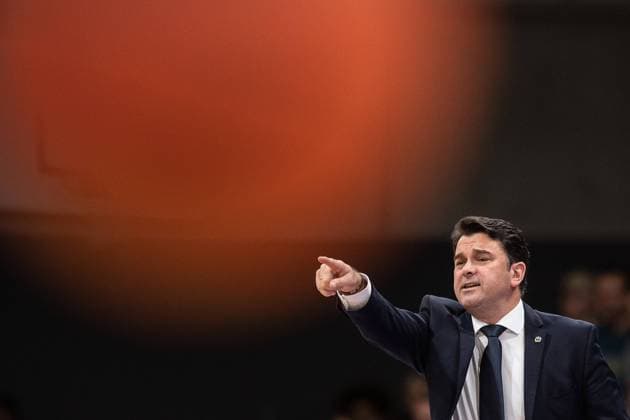 BG Göttingen ALBA BERLIN 27 11 2022, Basketball Bundesliga, 2022 2023 season, BG Göttingen ALBA BERLIN Berlin coach Israel Gonzales gestures Göttingen Lower Saxony Germany