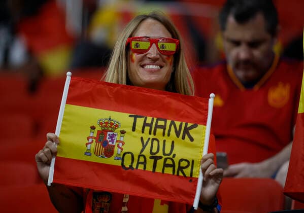 Fans of Spain attend FIFA World Cup, WM, Weltmeisterschaft, Fussball soccer match of the group phase between Spain and Germany at Al Bait stadium in Al Khor, Qatar, 27 November 2022. Mundial de Fútbol: Espana - Alemania !ACHTUNG: NUR REDAKTIONELLE NUTZUNG!  Copyright: xAlbertoxEstevezx GR7256 20221127-24e98404cc6287406845c0f116bfd6c6ca7bbfd1