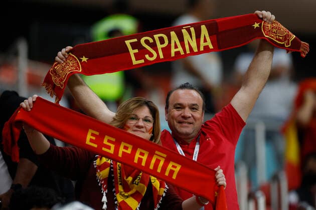 Fans of Spain attend FIFA World Cup, WM, Weltmeisterschaft, Fussball soccer match of the group phase between Spain and Germany at Al Bait stadium in Al Khor, Qatar, 27 November 2022. FIFA World Cup: Spain vs. Germany !ACHTUNG: NUR REDAKTIONELLE NUTZUNG!  Copyright: xAlbertoxEstevezx GR7229 20221127-e4a06b2c96183742b7827ddb3e945eb75f312248