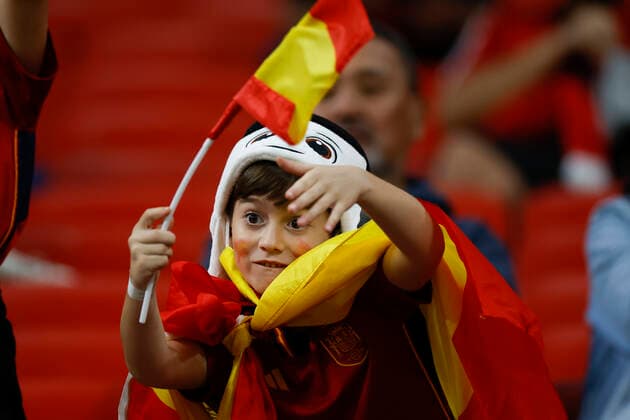 A fan of Spain attends FIFA World Cup, WM, Weltmeisterschaft, Fussball soccer match of the group phase between Spain and Germany at Al Bait stadium in Al Khor, Qatar, 27 November 2022. FIFA World Cup: Spain vs. Germany !ACHTUNG: NUR REDAKTIONELLE NUTZUNG!  Copyright: xAlbertoxEstevezx GR7240 20221127-9e04da529ecf22f24d520aafb2c0752b49f01227