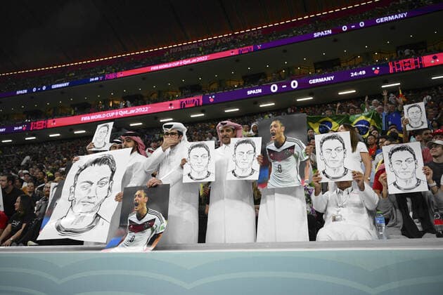 supporters Qatari brandissent des portraits de Mesut Ozil durant le match FOOTBALL : Espagne vs Allemagne - Groupe E - coupe du Monde Qatar 2022 - 27 11 2022 JBAutissier Panoramic 