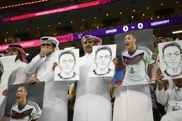 supporters Qatari brandissent des portraits de Mesut Ozil durant le match FOOTBALL : Espagne vs Allemagne - Groupe E - coupe du Monde Qatar 2022 - 27 11 2022 JBAutissier Panoramic 