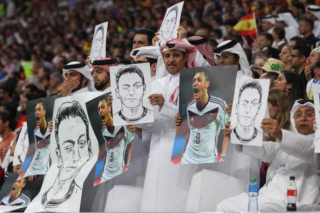 Spain v Germany : FIFA World Cup, WM, Weltmeisterschaft, Fussball 27 November 2022, Al Khor - FIFA World Cup Qatar - Spain v Germany - local support for former German player Mesut Ozil - Photo: Charlotte Wilson Offside. Al Khor Qatar *** Spanien gegen Deutschland FIFA Fussball-Weltmeisterschaft 27. November 2022, Al Khor FIFA Fussball-Weltmeisterschaft Katar Spanien gegen Deutschland lokale Unterstützung für den ehemaligen deutschen Spieler Mesut Özil Foto Charlotte Wilson Abseits Al Khor Katar  Copyright: xCharlottexWilsonx xOffsidexOffside