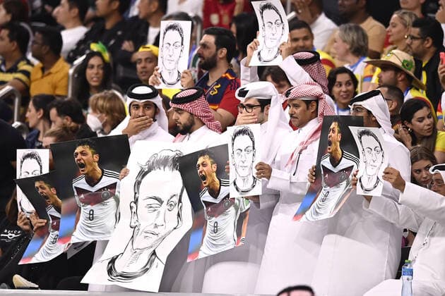 Foto Fabio Ferrari LaPresse 27 Novembre 2022 Al Khor, Qatar - - Calcio - Qatar 2022 - Coppa del Mondo Fifa - Spagna vs Germania - Gruppo E - Fase a Gironi - Al-Bayt Stadium. Nella foto: spettatori con la caricatura di Ozil November 27, 2022 Al Khor, Qatar - sport - Soccer - Qatar 2022- FIFA World Cup, WM, Weltmeisterschaft, Fussball - Spain vs Germany - Group E - group stage - Al-Bayt Stadium. In the pic: Ozil pictured by supporters  Copyright: xFabioxFerrari LaPressex