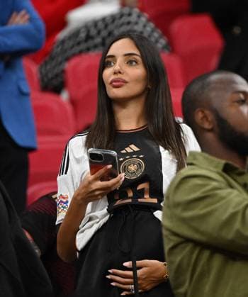 Football, Men, 2022 23 season, World Cup in Qatar, Group E 2 match day , Spain Germany at Al Bayt Stadium in Al Khor, Ilkay Gündogans Germany pregnant girlfriend Sara Arfaoui in the stands, 27 11 2022, Copyright: xMatthiasxKochx