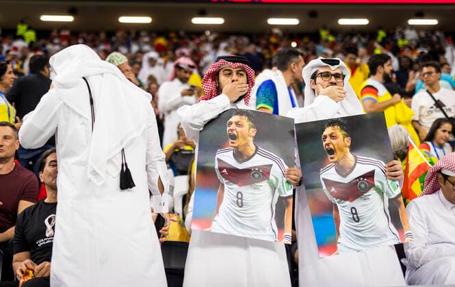 Doha, Qatar. 27th Nov, 2022. Fans mock German protest with poster of Mesut Özil (Germany) Fans verhöhnen deutschen Protest mit Plakat von Mesut Özil (Deutschland) Germany - Spain Deutschland - Spanien World Cup 2022 in Qatar 27.11.2022 Credit: Moritz Müller *** Doha, Qatar 27th Nov, 2022 Fans mock German protest with poster of Mesut Özil Germany Fans mock German protest with poster of Mesut Özil Germany Spain Germany World Cup 2022 in Qatar 27 11 2022 Credit Moritz Müller