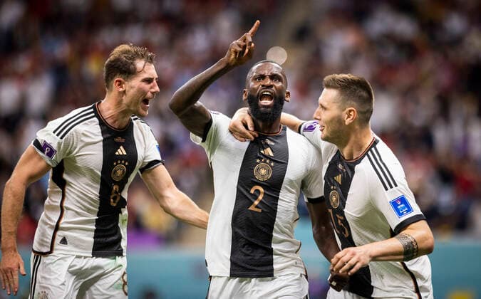 Doha, Qatar 27th Nov, 2022 Goal celebration Leon Goretzka Germany , Antonio Rüdiger Germany , Niklas Süle Germany Spain Germany World Cup 2022 in Qatar 27 11 2022 Credit Moritz Müller