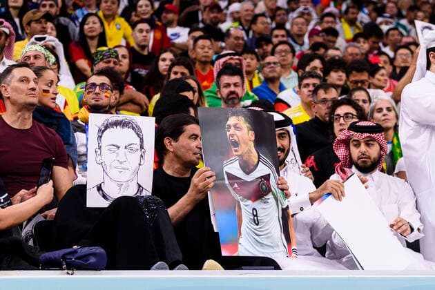 27.11.2022, Fussball Weltmeisterschaft 2022 in Katar, Vorrunde, 2.Spieltag, Spanien - Deutschland, Al-Bayt Stadium (Al-Khor), Katarische Fans mit Bildern von Ex-Nationalspieler Mesut Özil. *** 27 11 2022, Football World Cup 2022 in Qatar, preliminary round, 2 match day, Spain Germany, Al Bayt Stadium Al Khor , Qatari fans with pictures of former national player Mesut Özil 