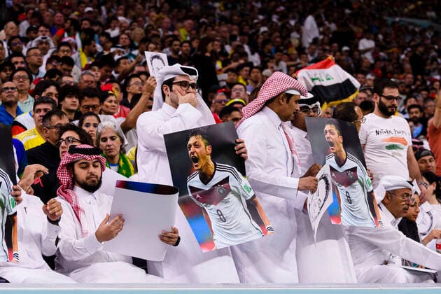 27.11.2022, Fussball Weltmeisterschaft 2022 in Katar, Vorrunde, 2.Spieltag, Spanien - Deutschland, Al-Bayt Stadium (Al-Khor), Katarische Fans verhöhnen mit Bildern von Ex-Nationalspieler Mesut Özil die deutsche Nationalmannschaft. *** 27 11 2022, Football World Cup 2022 in Qatar, preliminary round, 2 matchday, Spain Germany, Al Bayt Stadium Al Khor , Qatari fans mock German national team with pictures of former international Mesut Özil 