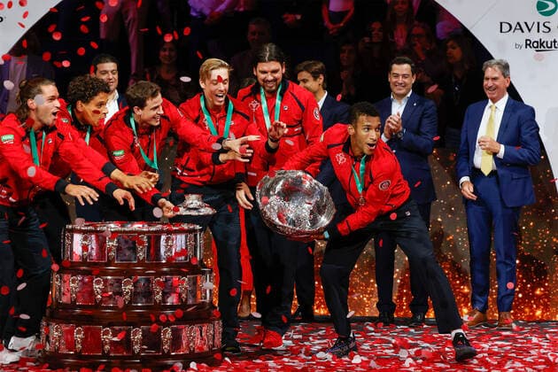 Bilder des Jahres, Sport 11 November Sieger Team Canada L-R. Gabriel Diallo,Alexis Galarneau,Vasek Pospisil,Denis Shapovalov,Captain Frank Dancevic und Felix Auger-Aliassimen mit Pokal,ganz rechts ITF Praesident David Haggerty,Siegerehrung, Praesentation, Freude, Emotion, Davis Cup Finale 2022, Palacio de Deportes JosŽ Mar’a Mart’n Carpena, Malaga, Spanien. *** Winner Team Canada L R Gabriel Diallo,Alexis Galarneau,Vasek Pospisil,Denis Shapovalov,Captain Frank Dancevic and Felix Auger Aliassimen with trophy,far right ITF President David Haggerty,Award Ceremony, Presentation, Joy, Emotion, Davis Cup Final 2022, Palacio de Deportes JosŽ Mara Martn Carpena, Malaga, Spain Copyright: xJuergenxHasenkopfx