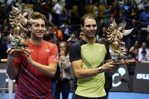 Bilder des Jahres, Sport 11 November TENIS-PARTIDO-NADAL-RUUD Quito 27 de noviembre del 2022. Los tenistas Rafael Nadal y Casper Ruud juegan un partido en el Coliseo Ruminahui por la Copa Kia Quito - Bicentenario API DANIEL MOLINEROS Quito Pichincha Ecuador *** TENNIS MATCH NADAL RUUD Quito November 27, 2022 Tennis players Rafael Nadal and Casper Ruud play a match at the Coliseo Ruminahui for the Kia Quito Bicentennial Cup API DANIEL MOLINEROS Quito Pichincha Ecuador Copyright: xDanielxMolinerosx