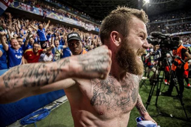 EM 2016 i Frankrike. Attondelsfinal, England - Island, 1 - 2, Aron Gunnarsson, fotbollsspelare Island, match action landslaget glad jublar lättklädd tatueringar 2016-06-27 (c) ORRE PONTUS Aftonbladet IBL Bildbyra * * * EXPRESSEN OUT * * * AFTONBLADET 85527 Stockholm Sverige fotboll x2512x *** European Championship 2016 in France Attondelsfinal, England Iceland, 1 2, Aron Gunnarsson, footballer Iceland, match action national team happy cheers lightly dressed tattoos 2016 06 27 c ORRE PONTUS Aftonbladet IBL Bildbyra EXPRESSEN OUT AFTONBLADET 85527 Stockholm Sweden football x2512x  Copyright: xPontusxOrre Aftonbladet TTx