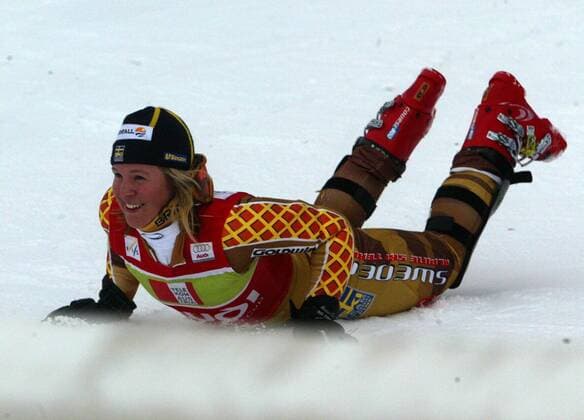 VÄRLDSCUPEN. SLALOM DAMER. ANJA PÄRSON, ALPIN SKIDAKARE SVERIGE, SOM VANN SLALOMTÄVLINGEN. GÖR SIN SEGERGEST. DYKER PA SNÖN. GÖR EN SÄLDYKNING. Â½. GLAD. 2003-12-28 (c) ANDERSSON URBAN Aftonbladet IBL Bildbyra * * * EXPRESSEN OUT * * * AFTONBLADET 4216 Stockholm Sverige skidor x2512x *** WORLD CUP SLALOM WOMEN ANJA PÄRSON, ALPINE SKIER SWEDEN, WHO WON SLALOM TEACHER MAKES HIS SEAGEREST DIVE PA SNOW MAKES A SALE Â½ HAPPY 2003 12 28 c ANDERSSON URBAN Aftonbladet IBL Bildbyra EXPRESSEN OUT AFTONBLADET 4216 Stockholm Sweden skis x2512x  Copyright: xUrbanxAndersson Aftonbladet TTx Anja Pärson