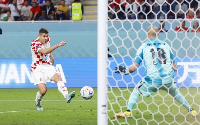 FIFA WM 2022, alle Tore Football World Cup in Qatar Croatia s Andrej (L) Kramaric scores an equalizer during the first half of a World Cup Group F football match against Canada at Khalifa International Stadium in Doha, Qatar, on Nov. 27, 2022.  A14AA0001364871P 