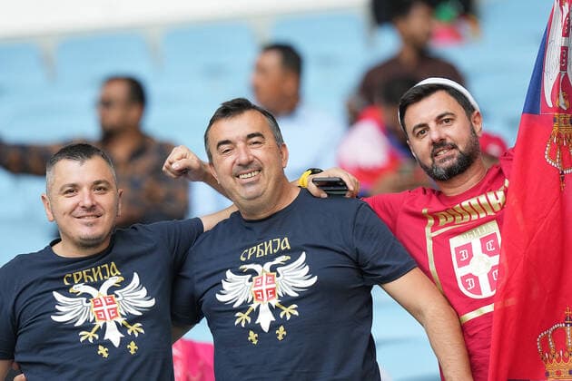 28.11.2022, Al Janoub Stadium, Doha, QAT, WM FIFA 2022, Group G, Kamerun vs Serbien, im Bild Fans von Serbien auf den Tribünen. Doha Al Janoub Stadium Qatar *** 28 11 2022, Al Janoub Stadium, Doha, QAT, World Cup FIFA 2022, Group G, Cameroon vs Serbia, in the picture fans of Serbia on the stands Doha Al Janoub Stadium Qatar  eu-images-506