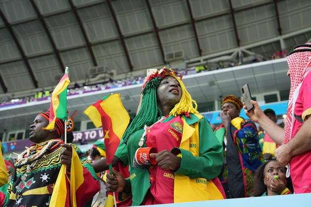 28.11.2022, Al Janoub Stadium, Doha, QAT, WM FIFA 2022, Group G, Kamerun vs Serbien, im Bild Fans von Kamerun auf den Tribünen. Doha Al Janoub Stadium Qatar *** 28 11 2022, Al Janoub Stadium, Doha, QAT, World Cup FIFA 2022, Group G, Cameroon vs Serbia, in the picture fans of Cameroon on the stands Doha Al Janoub Stadium Qatar  eu-images-506