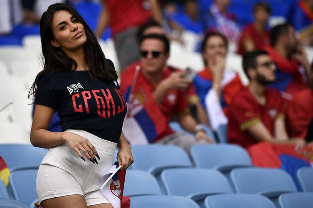 Foto Fabio Ferrari LaPresse 28 Novembre 2022 Al Janoub Stadium, Qatar - - Calcio - Qatar 2022 - Coppa del Mondo Fifa - Camerun vs Serbia - Gruppo G - Fase a Gironi - . Nella foto: una bella tifosa serba in tribuna November 28, 2022 Al Janoub Stadium, Qatar - sport - Soccer - Qatar 2022- FIFA World Cup, WM, Weltmeisterschaft, Fussball - Cameroon v Serbia - Group G - group stage - . In the pic: a beautiful Serbian female fan in the stands  Copyright: xFabioxFerrari LaPressex